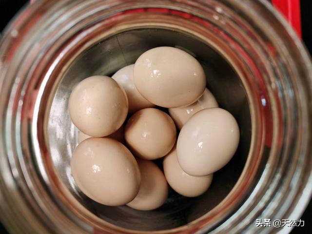 腌鸡蛋出油最好的方法（腌制生鸡蛋的最佳方法）-第19张图片